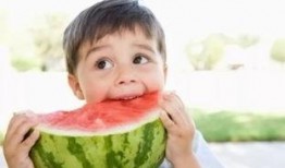 娱乐吃瓜酱爷爷撑伞,娱乐界温馨一幕