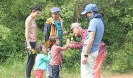 娱乐吃瓜酱爷爷撑伞,娱乐界温馨一幕